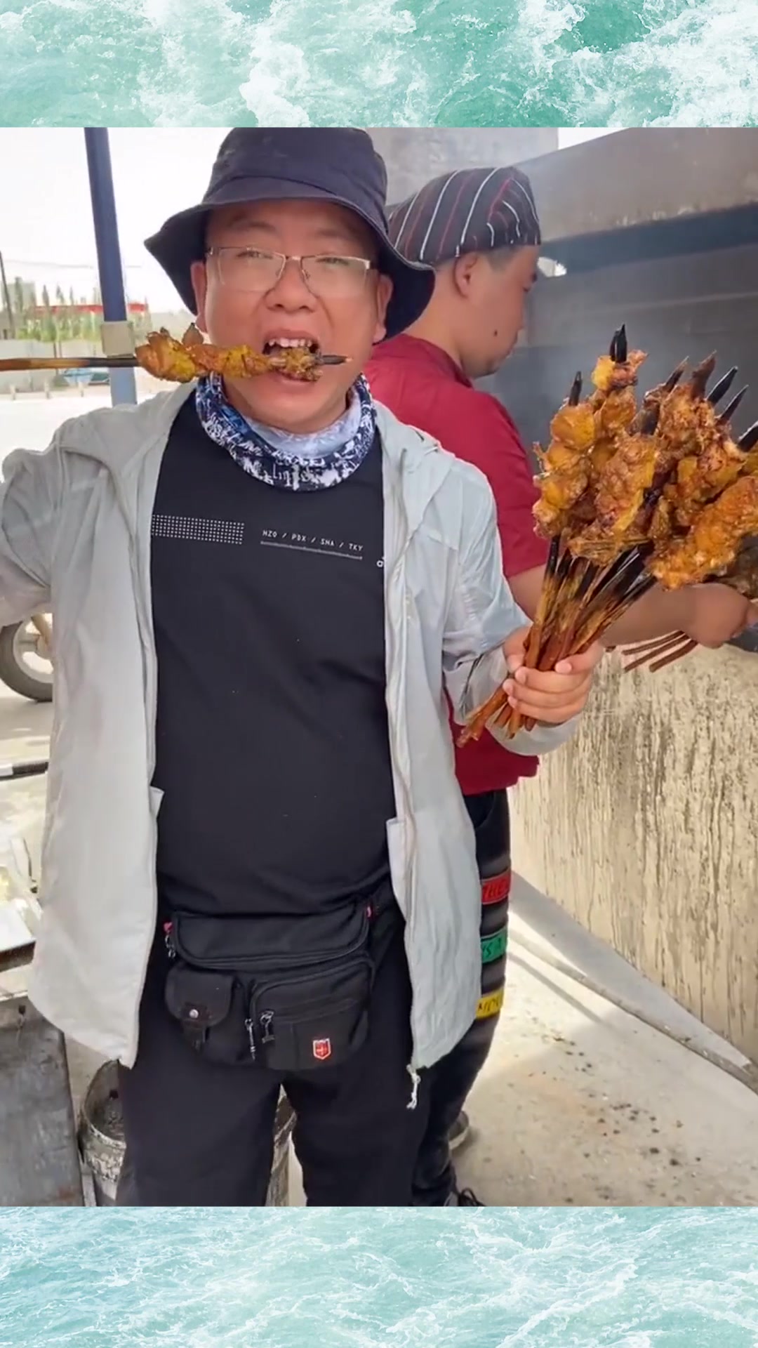 食在新疆,像这样大的红柳烤肉,100块钱居然可以吃10串!