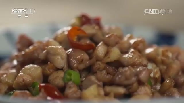 【酸辣仔鸡】鸡腿肉饱满嫩滑,不同辣椒的搭配风味十足,融入白醋的酸爽,让这道酸辣仔鸡味道层次