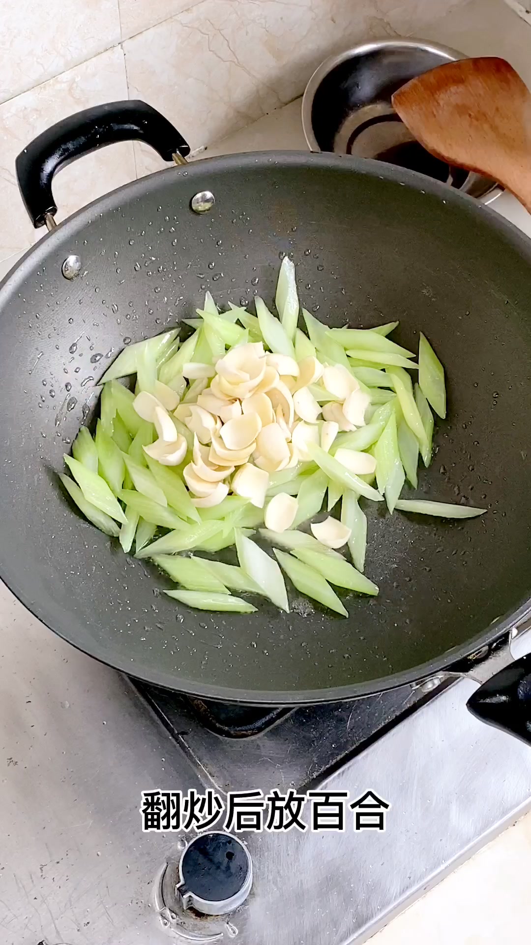 腰果西芹百合,清脆爽口,营养丰富,抓紧收藏!