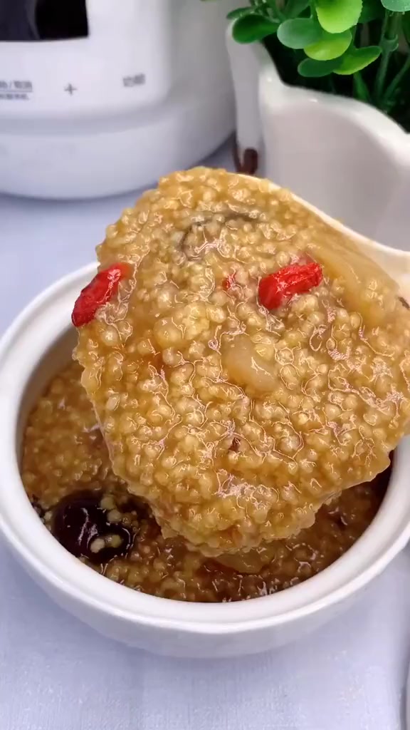 最近天气热,孩子消化不好,连着煮几天苹果小米粥喝喝吧!