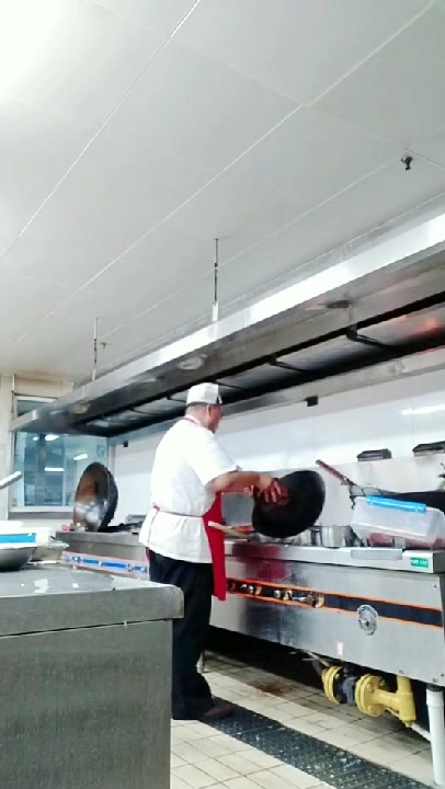 工作中的厨师炒菜