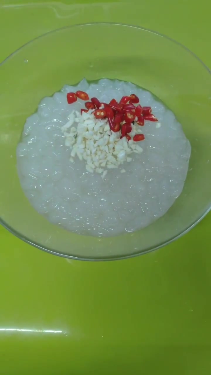 夏日炎炎来一份可口凉爽的酸辣凉虾