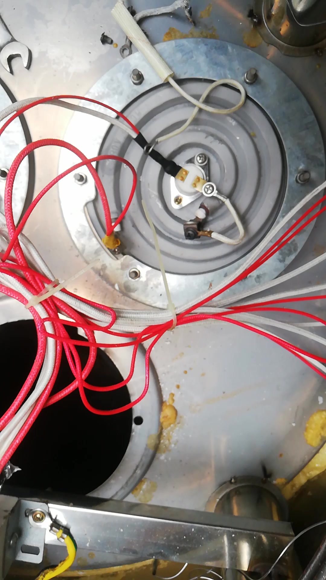 电热煮面桶的电路咋不配置交流接触器
