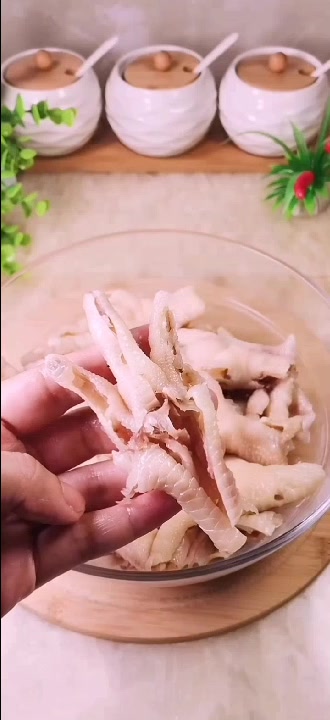 鸡爪要无骨才好吃,,,无骨鸡爪,可以像吃面条一样大口大口,超