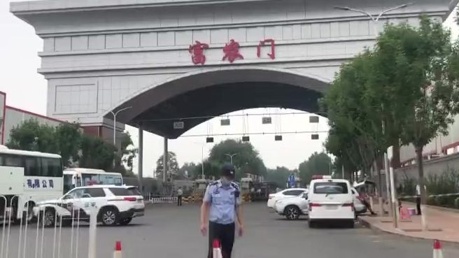 【北京新发地临时交易区启用 商户露天交易】受新冠肺炎疫情影响,北京新发地农贸市场暂时休市。