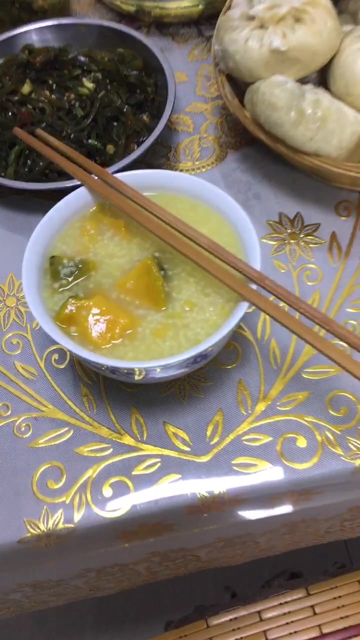 小米南瓜粥配虾仁包子和小菜味美可口简单分享给大家