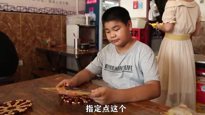 【黄焖鸡沙县兰拉抱团推“中国马路套餐”拉生意!】今日,河南郑州一条街上的黄焖鸡、沙县、兰州