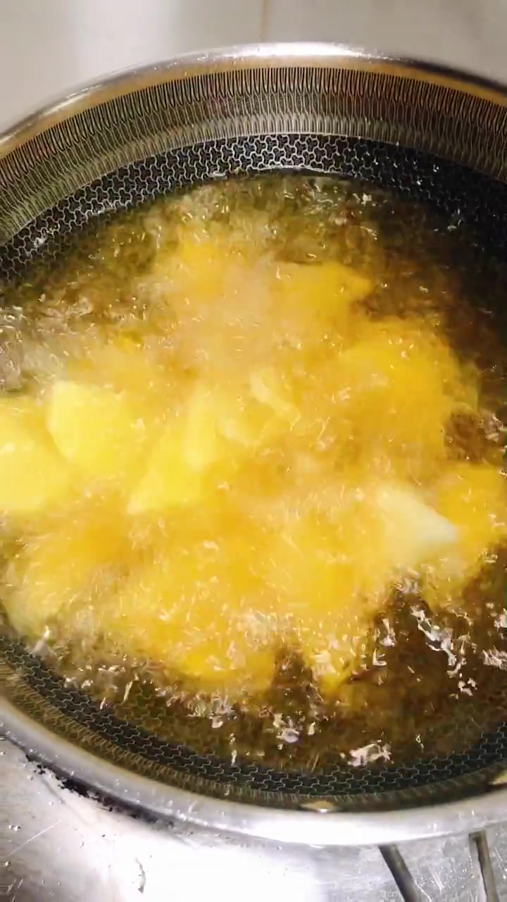 海带炒土豆片,味道鲜美,很下饭哦