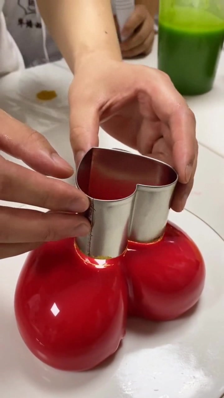 厉害的师傅,总能把平淡无奇的淋面蛋糕,做出昂贵奢华的高级感!