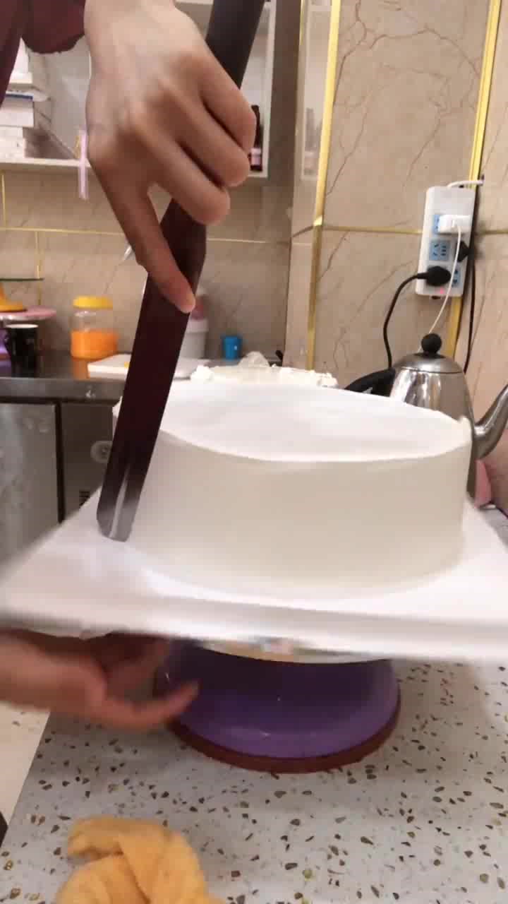 紫色单层奶油水果生日蛋糕,紫色控在哪里?这个蛋糕你还满意吗?