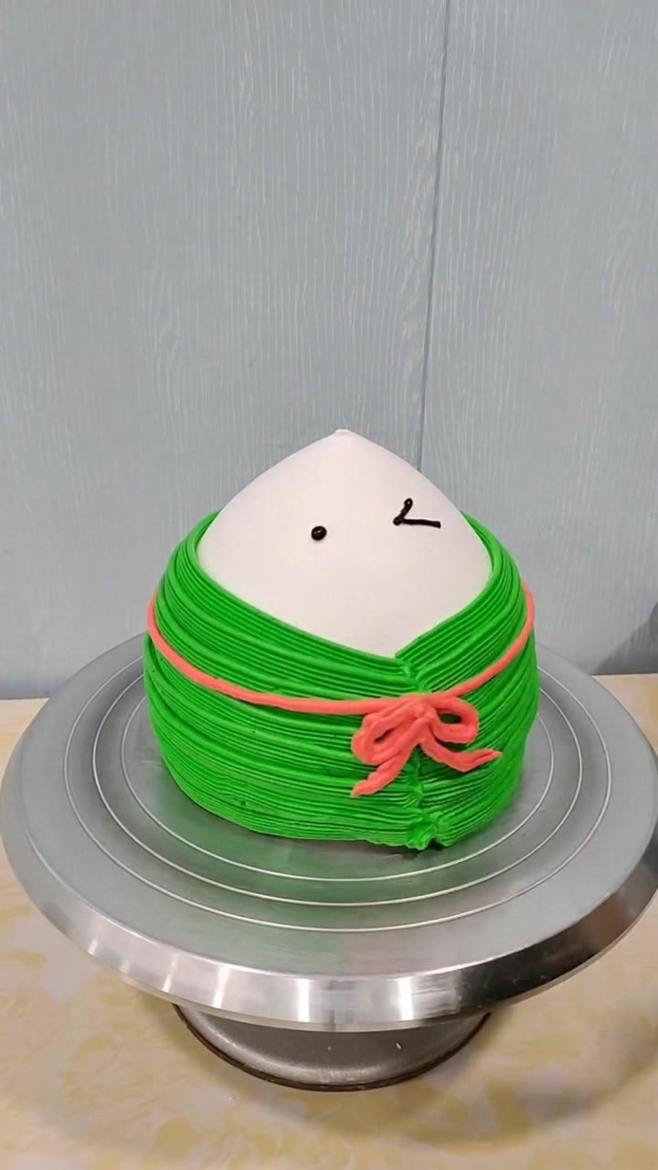 有个蛋糕师做朋友到底好不好?端午节快到了,师傅做了个粽子蛋糕