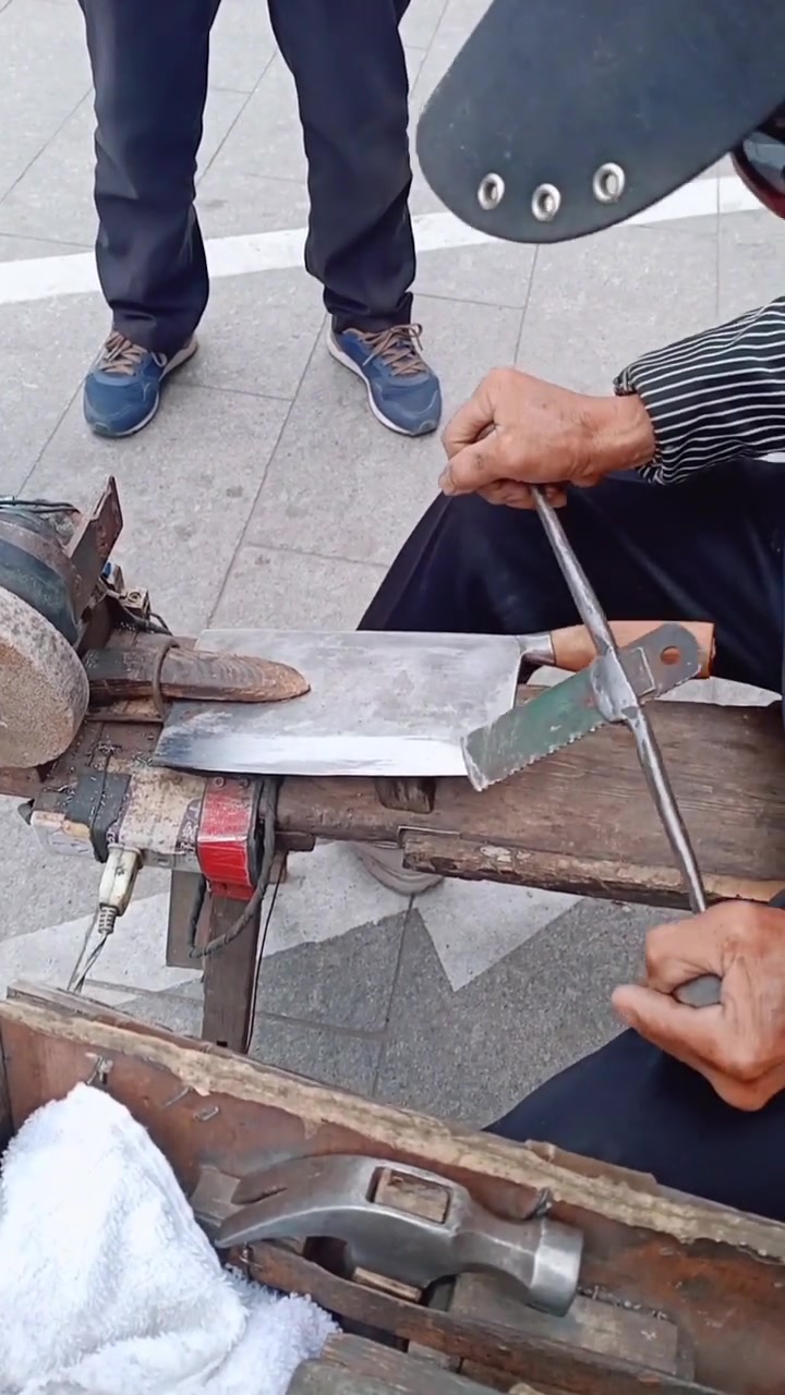 即将要失传的老手艺,磨剪子锵菜刀的技术真好,果然高手在民间!