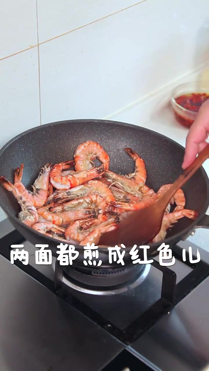教你油焖大虾的正宗做法,色泽金黄鲜香酥脆,好吃入味一口一个