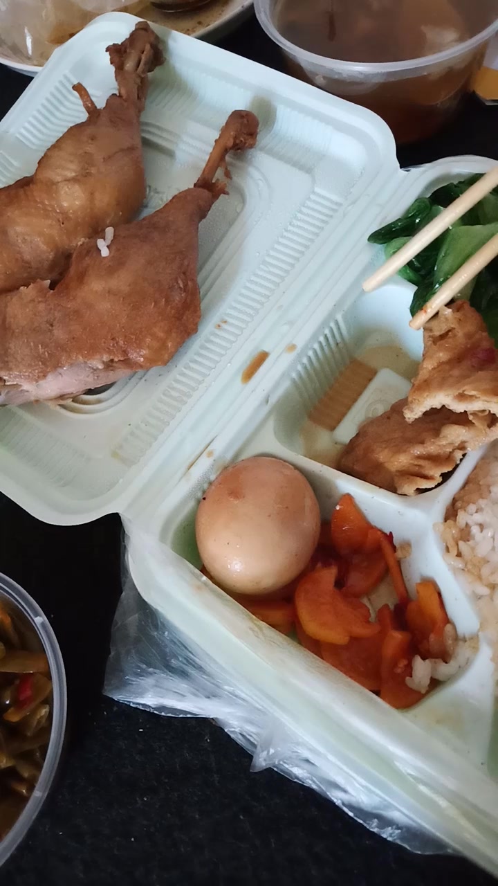 好吃的沙县小吃鸭腿饭和排骨汤外加一个鸡腿!