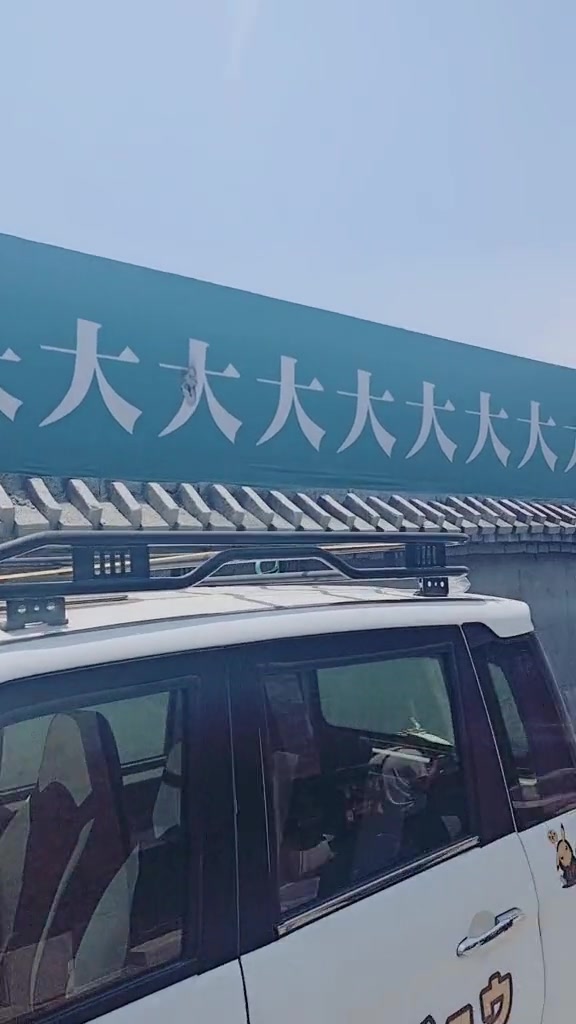 这是谁设计的广告牌,接下来一幕,我看得我强迫症都犯了!