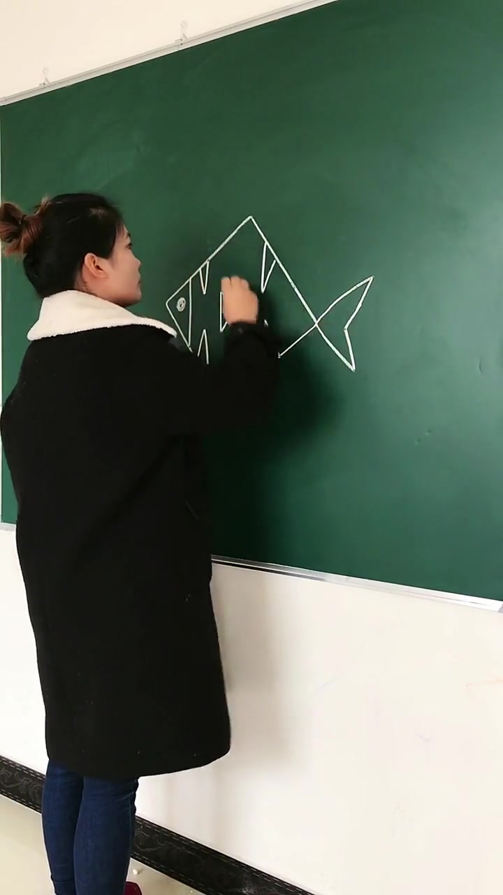 幼师用菱形也能画鱼,五年的美术大学白上了,看完自愧不如
