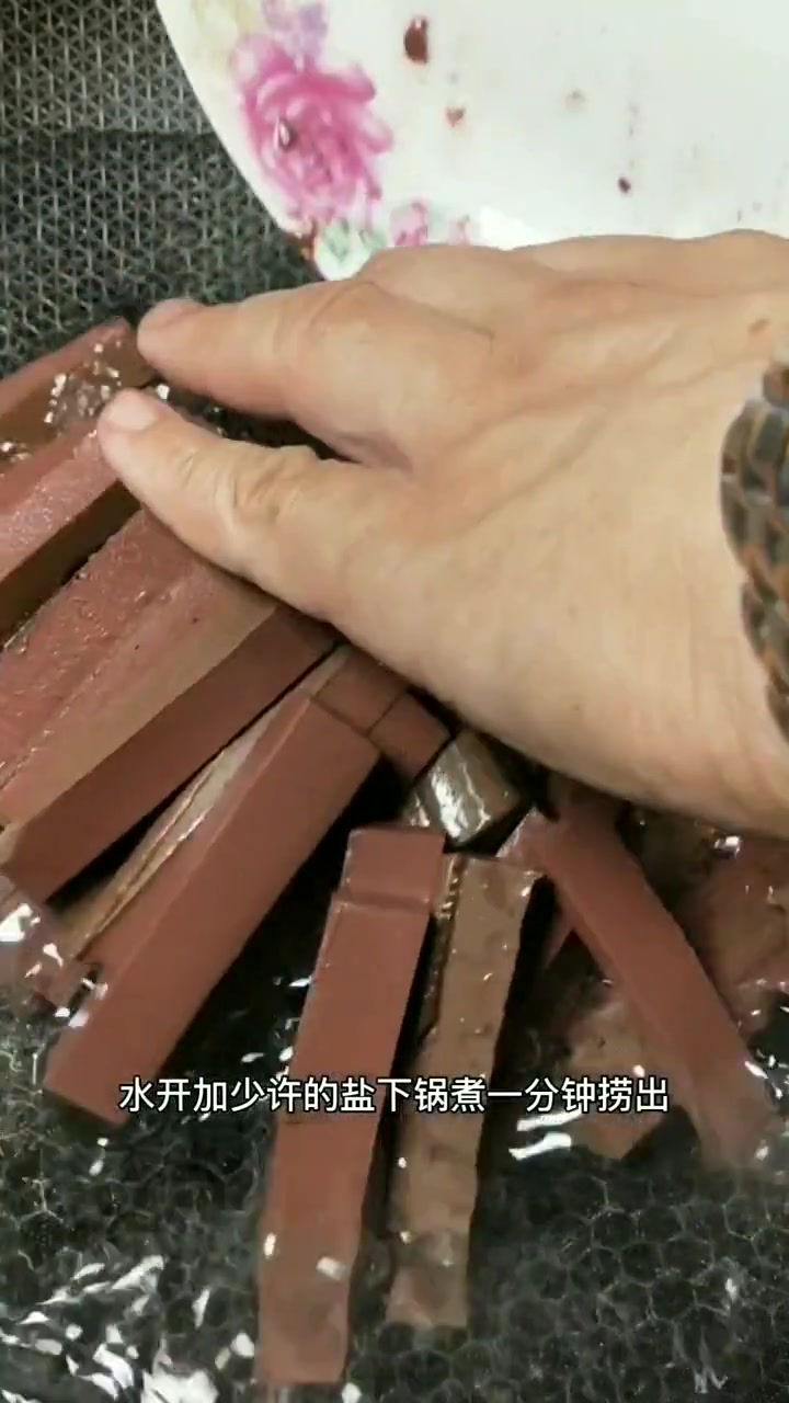 韭菜炒鸭血的家常做法,这道菜堪称男人的加油站,学会做给老公吃