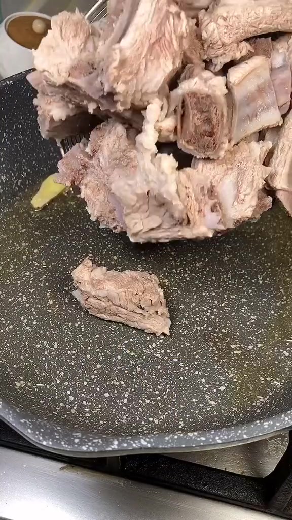土豆红萝卜红烧排骨,味道非常好,保证不让你失望!