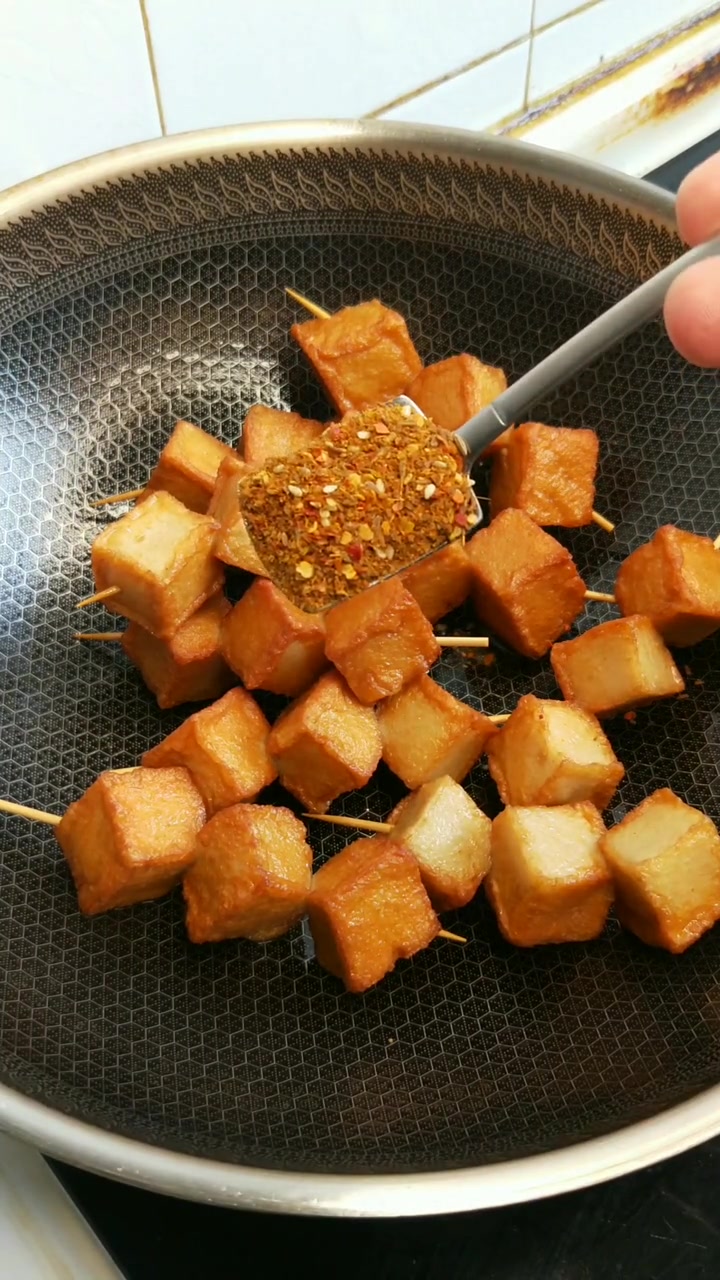 孜然鱼豆腐烧烤味的,学会了做给孩子吃吧!