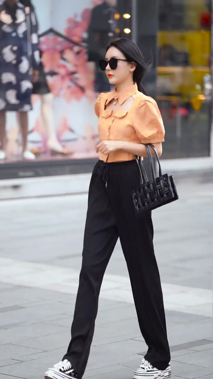 相貌高冷的时尚美女,一身橙色外套加黑色长裤,这是什么神仙颜值