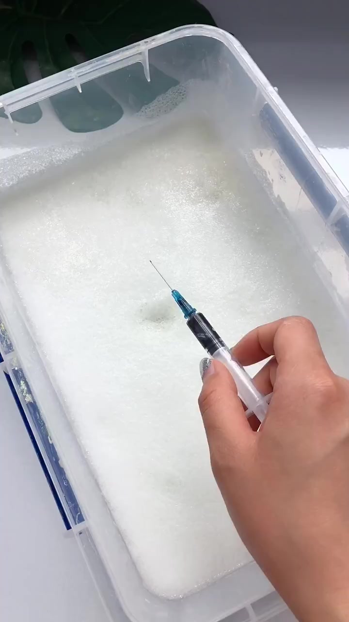 小姐姐用针管晕染奶昔泥,过程不忍直视,我喜欢后面草莓的