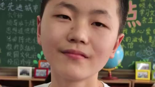 6月18日,河北石家庄。小学班主任陆明为班上45名毕业生每人手绘了一幅卡通肖像礼物。学生们