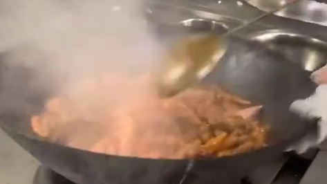 #最有夏天感的二次元美食#蓝大厨牌的“凤爪明虾煲”,麻、辣、鲜、香,口味独特,想尝尝吗?
