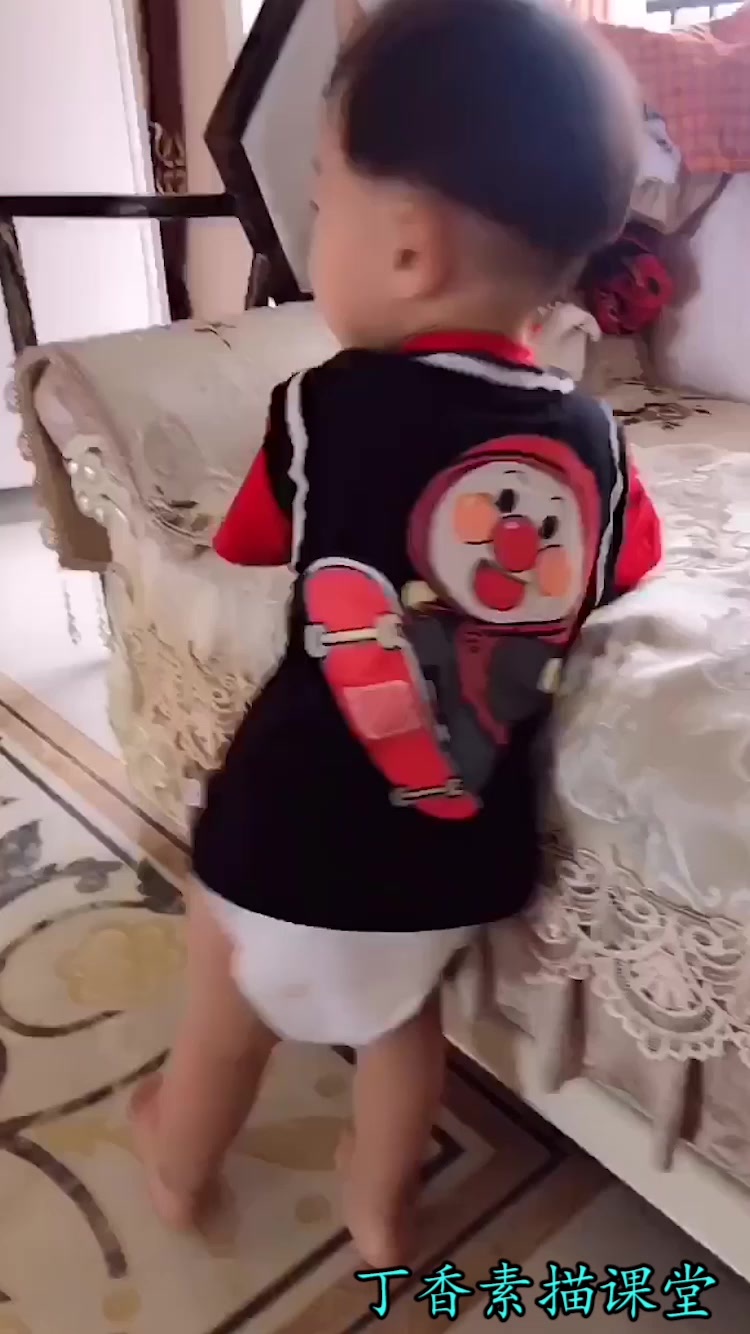 熊孩子伺候妈妈,帮妈妈做些力所能及的事情,果然暖男要从小培养