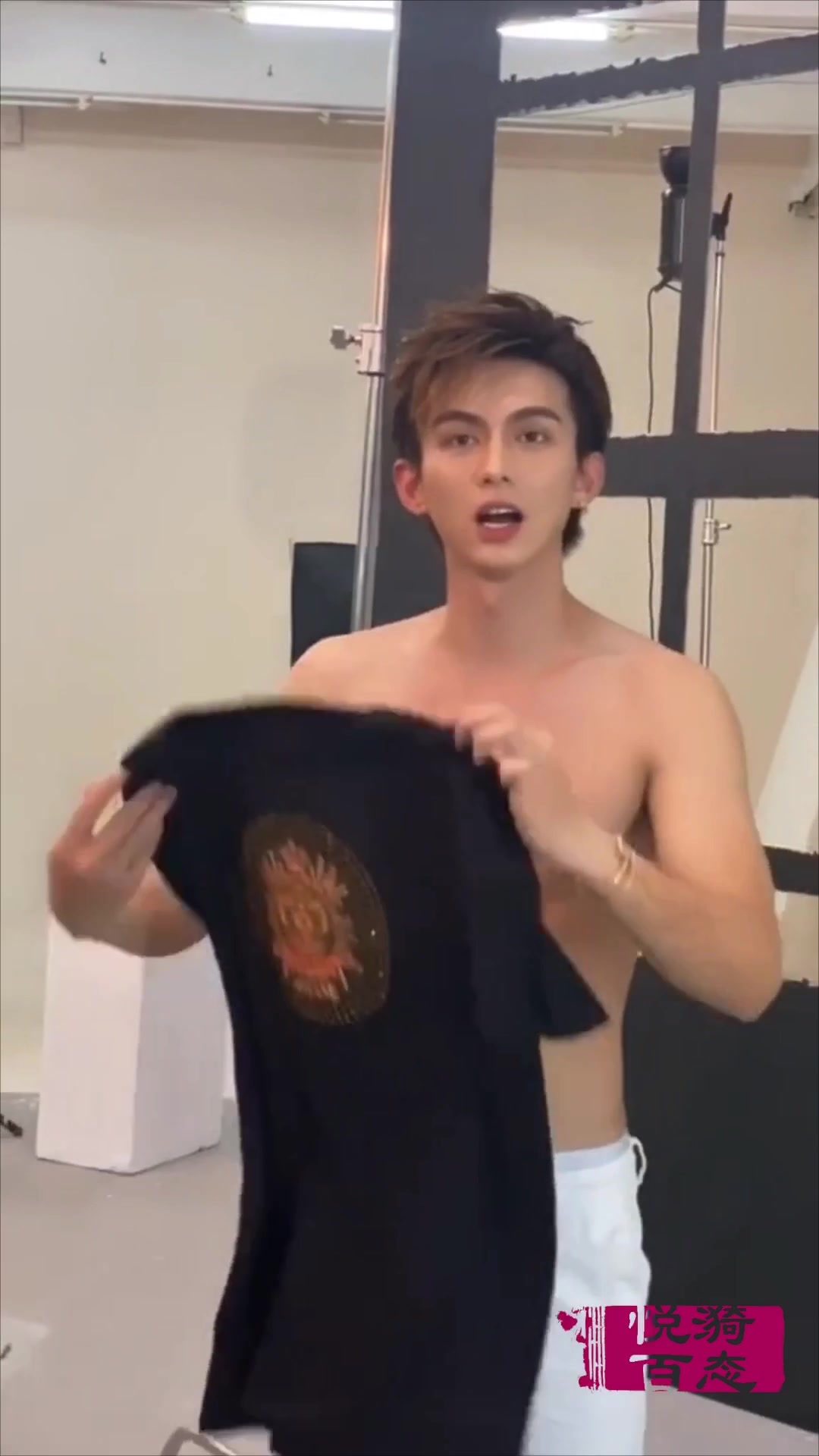 颜值精致的男模在换装,腹肌和鲨鱼肌如刀刻,胸肌和臂肌也很棒