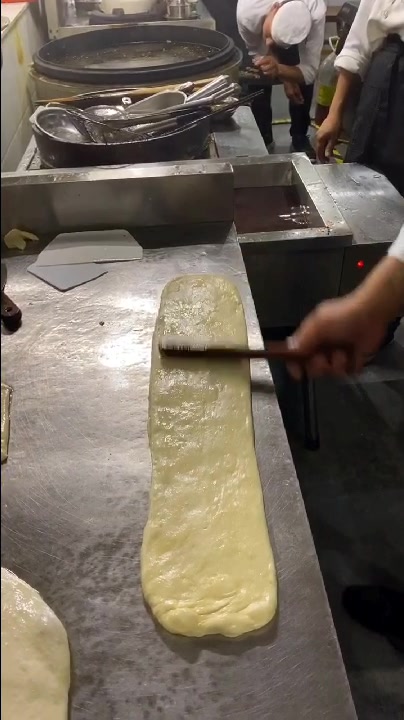 河南杠子油条做饭,郑州王发展胡辣汤传统大油条。