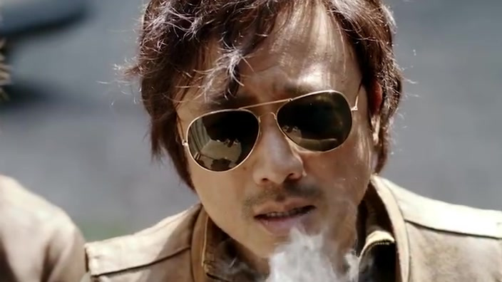 安全大讲堂电影《我不是药神》中,程勇的松花江面包车频繁出镜,一会运送药品,一会又拉客人,这