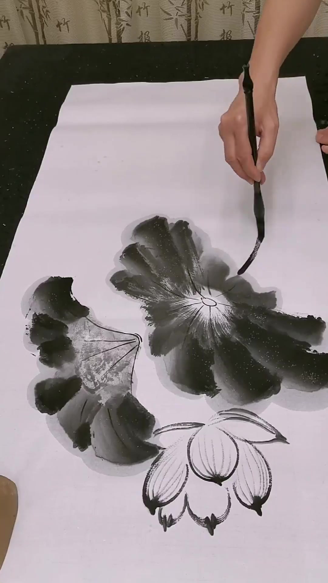 大师画水墨荷花鱼,看到最后的一幕,我简直要跪服了!