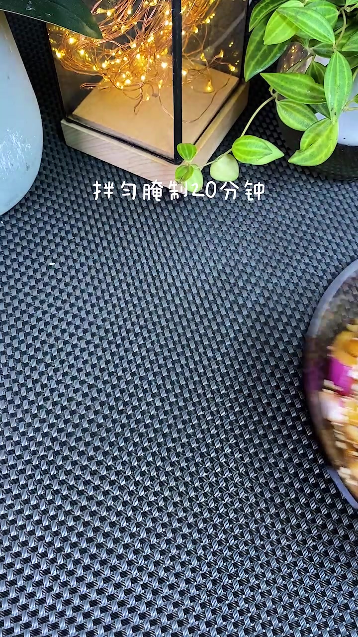 又用手抓饼做了一道美食,奥尔良鸡肉饼,皮薄馅大外酥里嫩