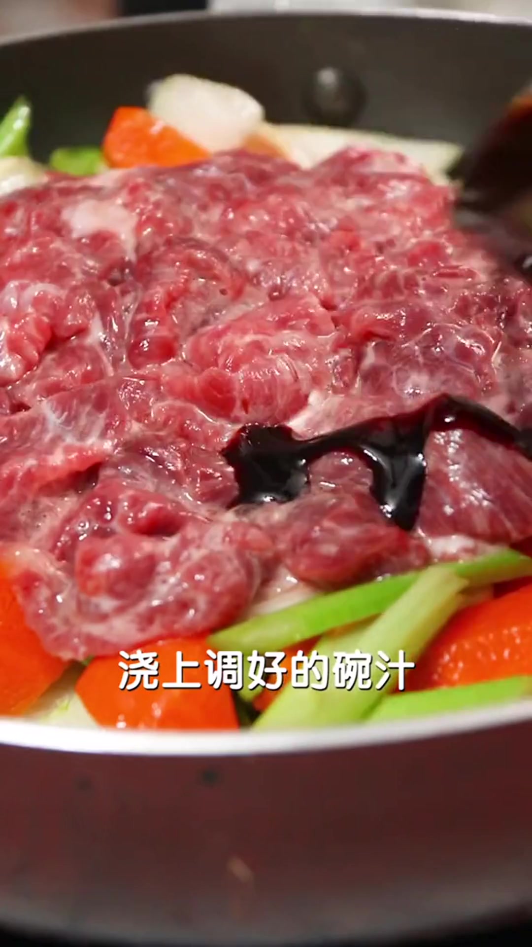 一滴水都不放,十分钟就能做熟的牛肉焖锅,零厨艺也能成功