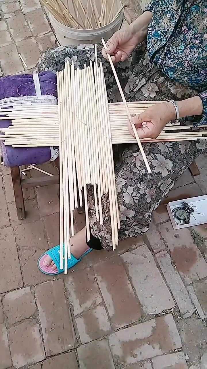 纯手工制作高粱杆圆盖帘,没想到秸秆还能这样用,老奶奶技术真好