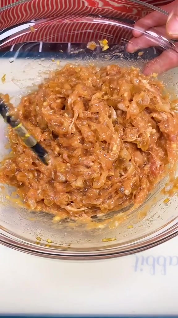 灌汤小笼包这样做。汤汁鲜美。皮薄馅儿大,超级的好吃