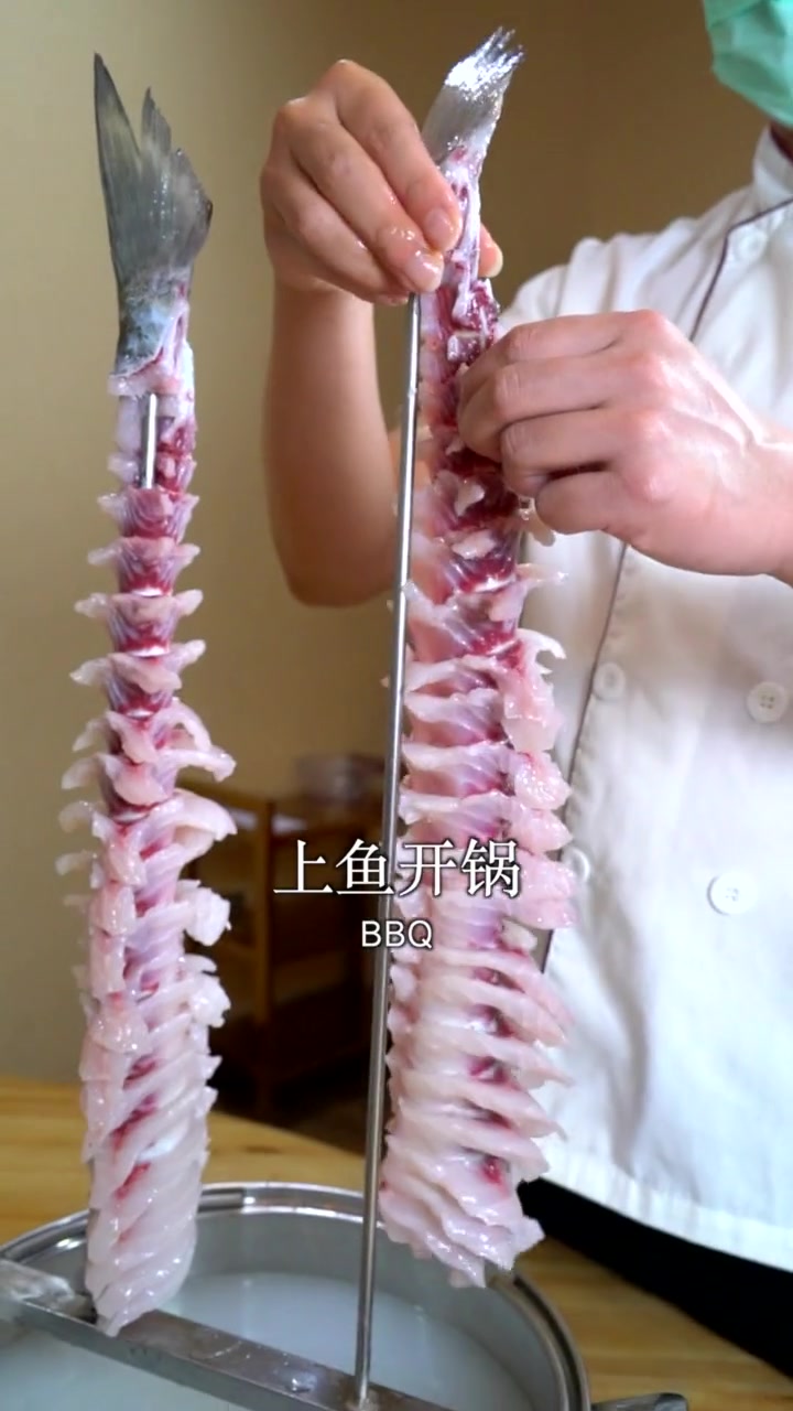 顺德人吃鱼的神吃法,刀工精湛。来看神菜千层无骨鱼