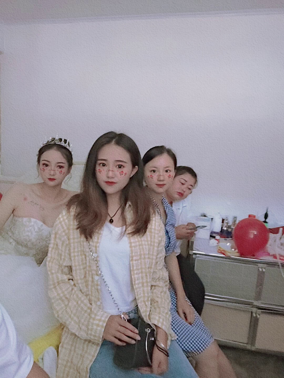 好白菜全被猪拱完了,新娘子大方又漂亮,不知便宜了哪个货