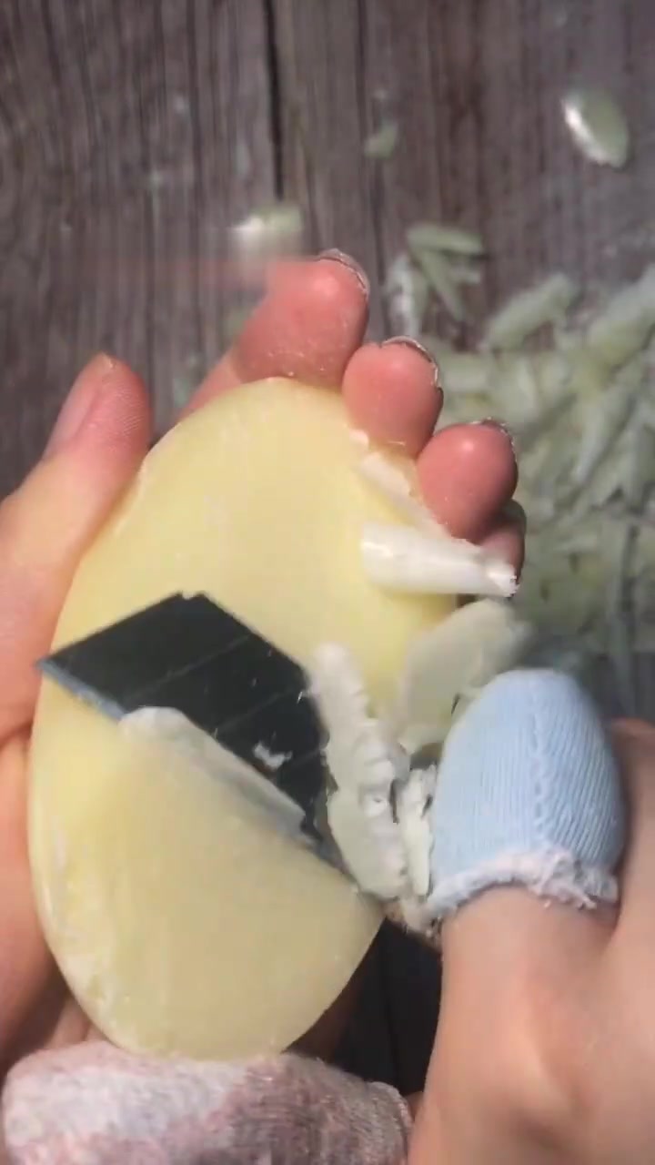 黄色鹅蛋形香皂,跟榴莲似的,好想咬一口啊