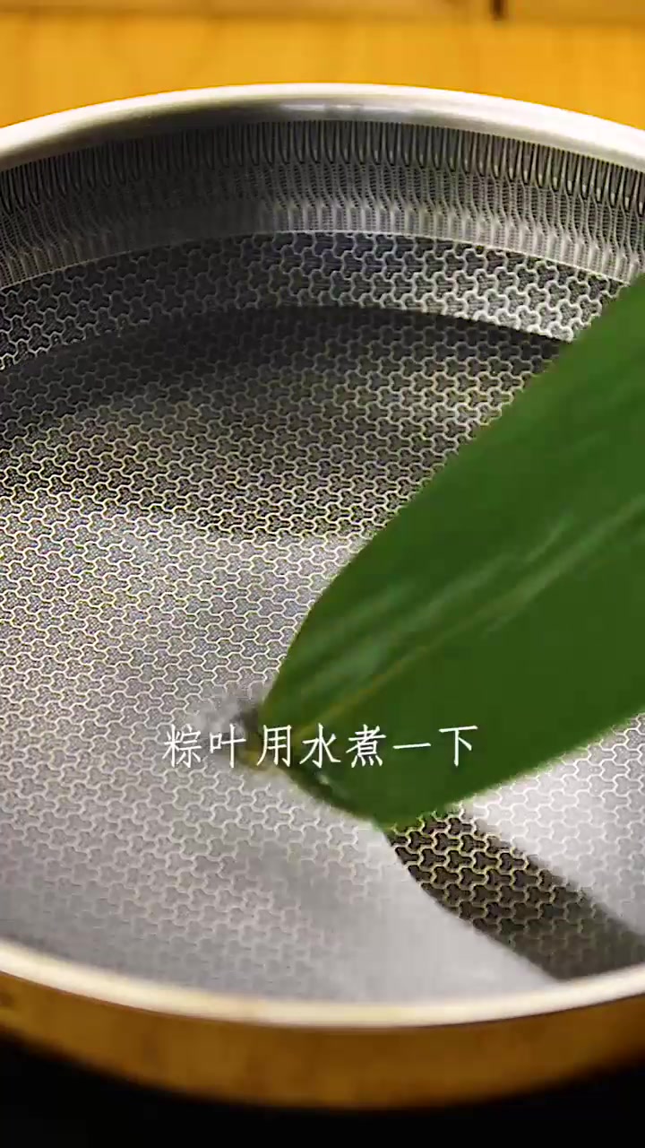 端午节除了粽子,还有软糯香甜的糯米凉糕,手不粘面就能做出来