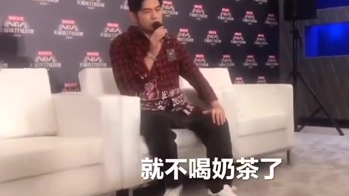 #周杰伦吐槽自己瘦不下来#网友:哥,还不睡觉?熬夜也胖哦。 周杰伦:难怪怎么瘦不下来 妄图