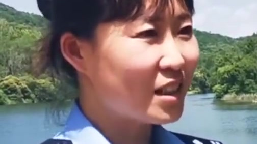 【甘肃一水库泄洪惊现巨型娃娃鱼 ,体长超1米重达32斤】6月23日,甘肃庆阳一水库泄洪时,