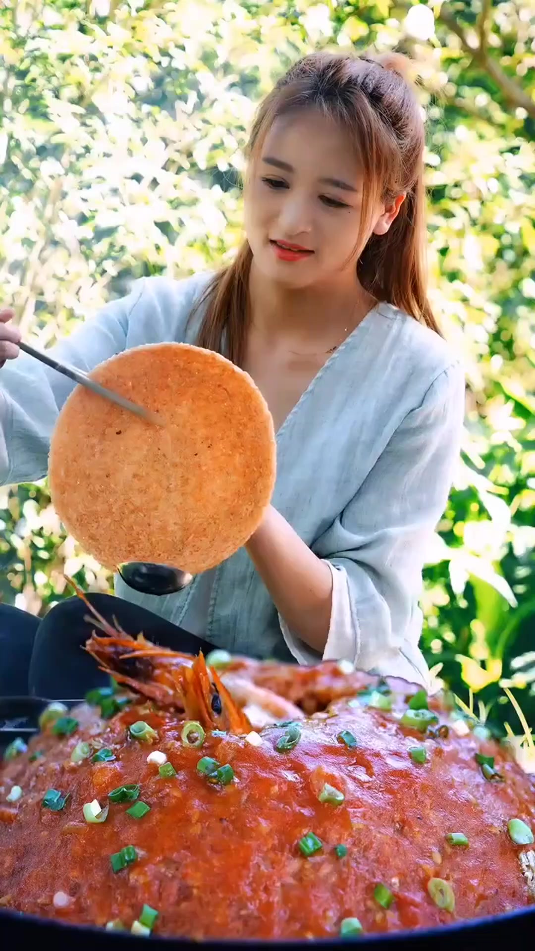 做这道菜起码要有两口锅才能完成,甜甜版自创锅巴虾