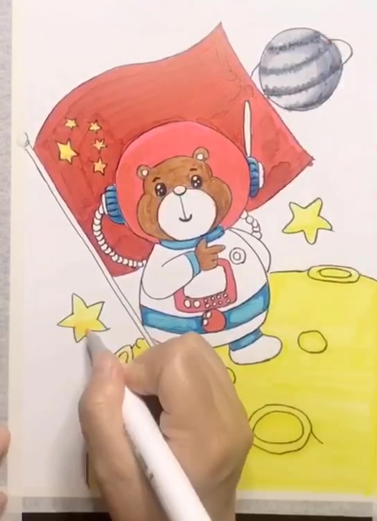 小朋友画画容易天马行空,建党节那就让他们带着红旗漫游星际吧!