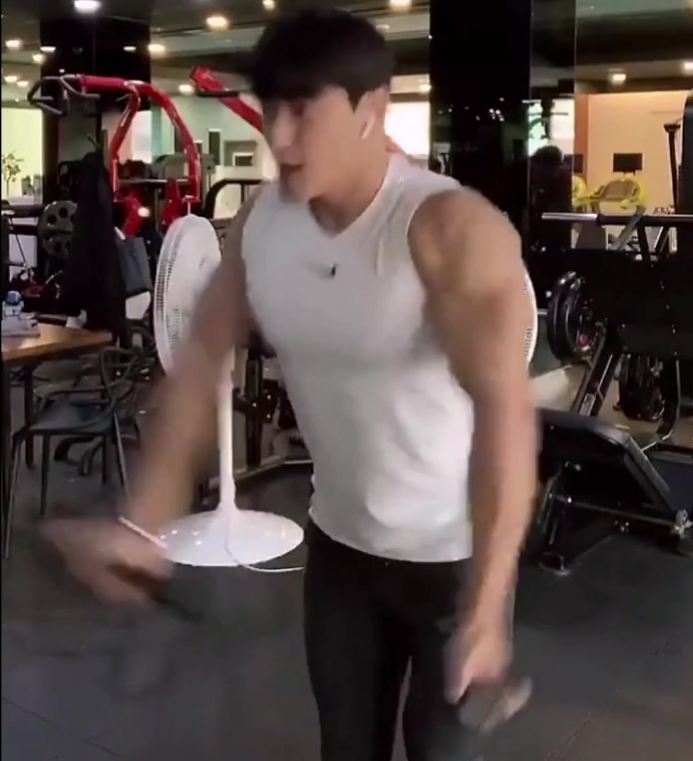 肌肉男健身房自拍,有肌肉又有颜值,实在是太帅了