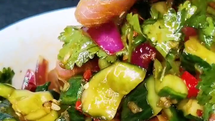 【凉拌拍黄瓜】经典小凉菜,拍黄瓜。制作细节非常重要哦,戳视频↓ 