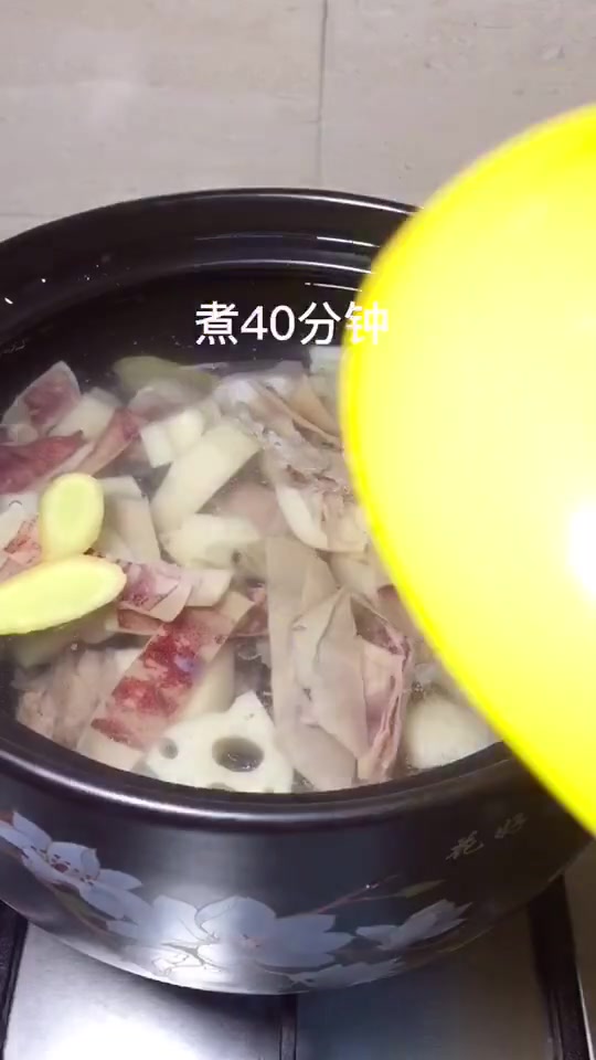 汤鲜味美的排骨莲藕汤,'简单好做不需要厨艺,关键是非常有营