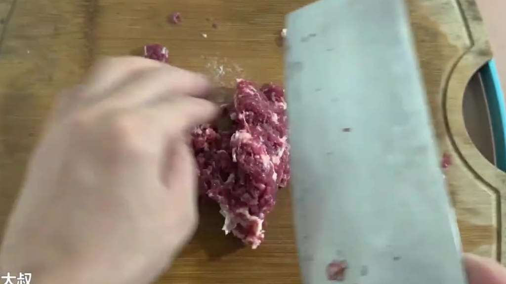 【1】牛肉拌粉 我有自己的吃法 材料 :河粉  牛肉  生抽  老抽  蚝油  生粉  油