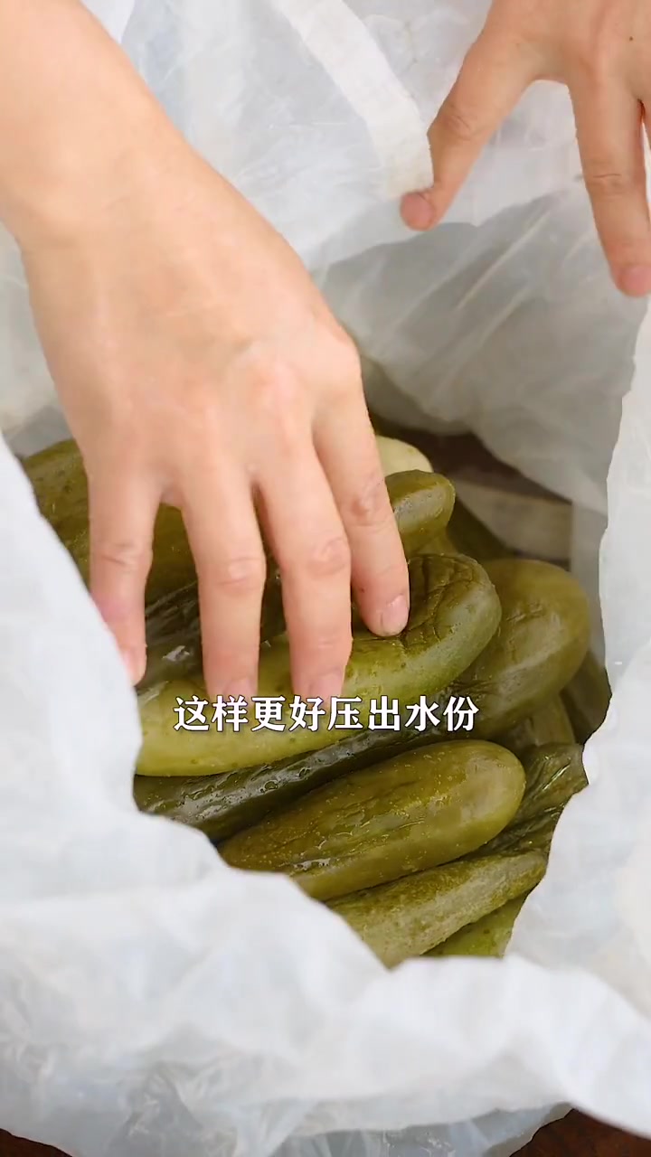 家里的黄瓜太多了,做脆皮黄瓜炒菜凉拌都好吃,晒干能吃到冬天!