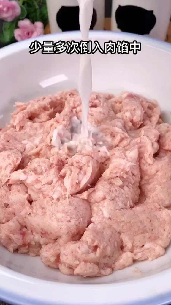 过年饭桌上少不了的肉丸子,怎么做才好吃呢?